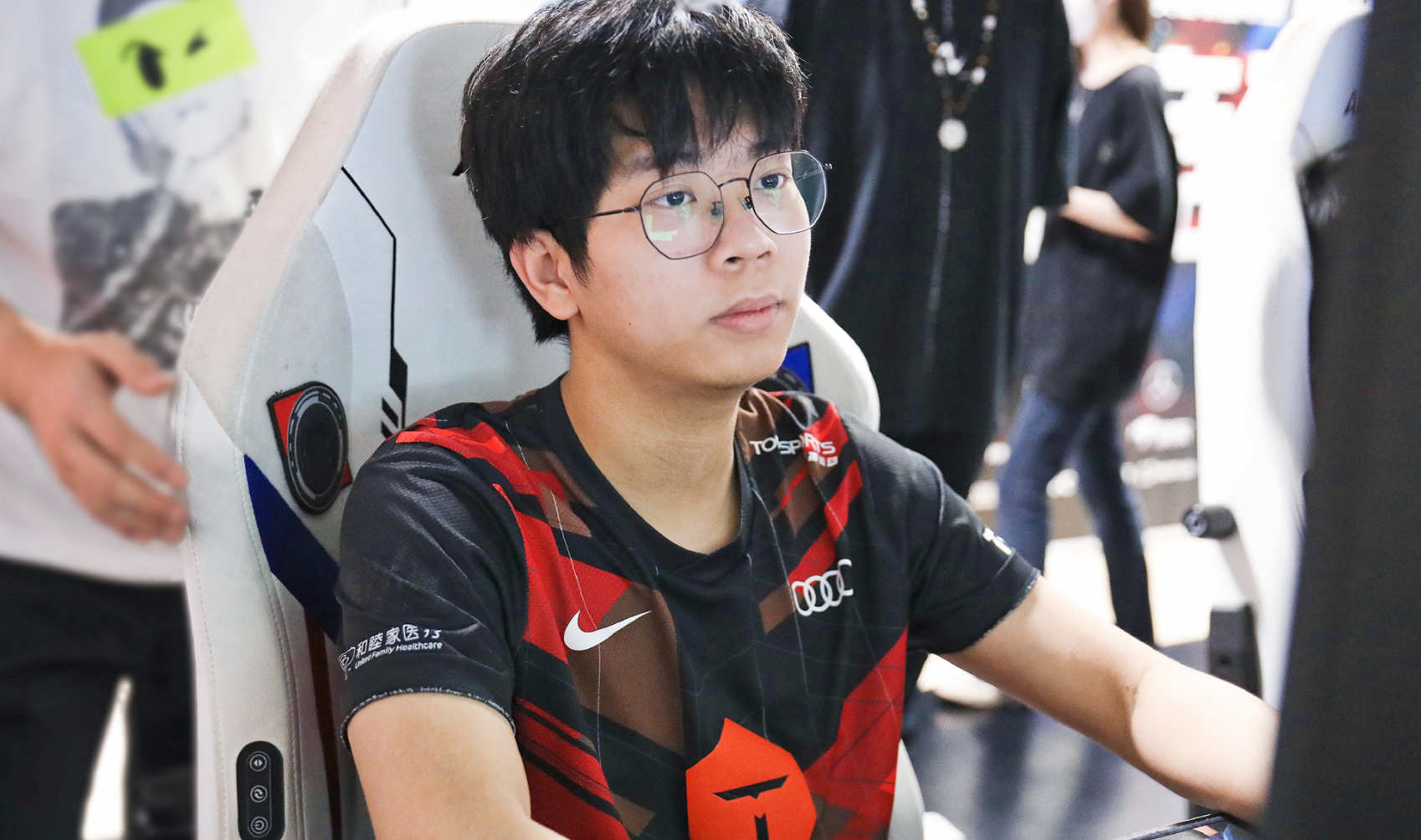 包含TES血洗V5，Caps拿下关键大龙焦点之战八强赛，点燃全场激情的词条