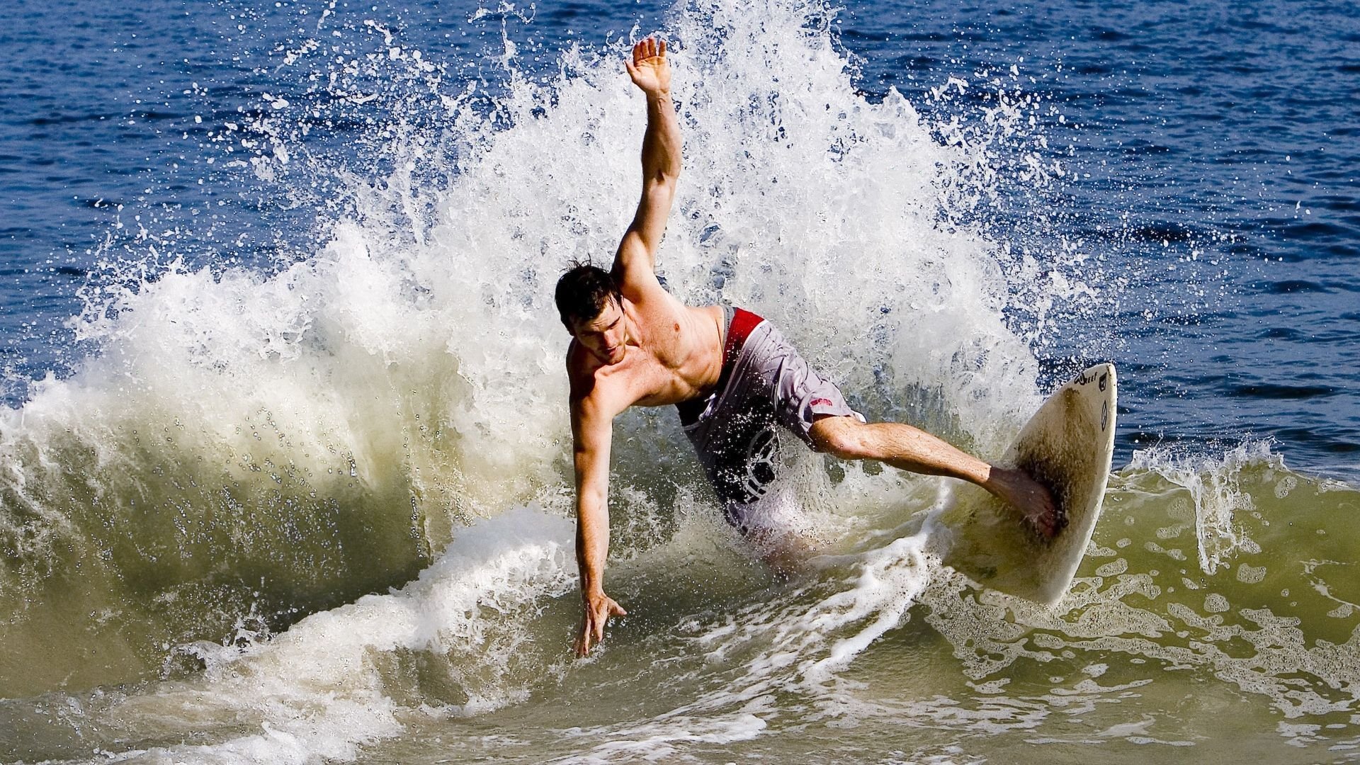 当国家德比遇见东瀛风暴，足球的星辰与棋盘