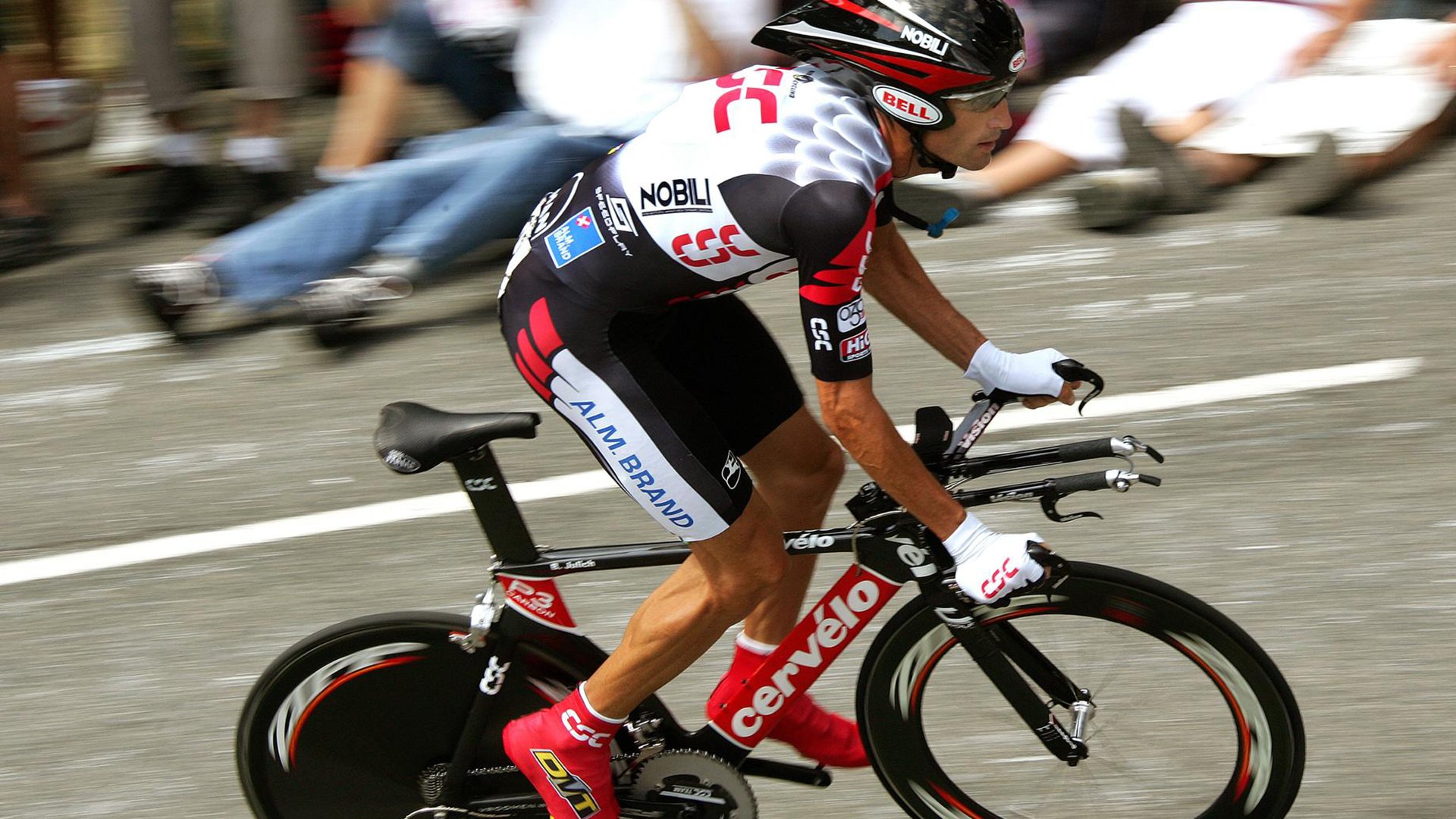 银箭破晓，阿尔瓦雷斯的雨夜独舞，如何为F1王冠写下最冷峻注脚